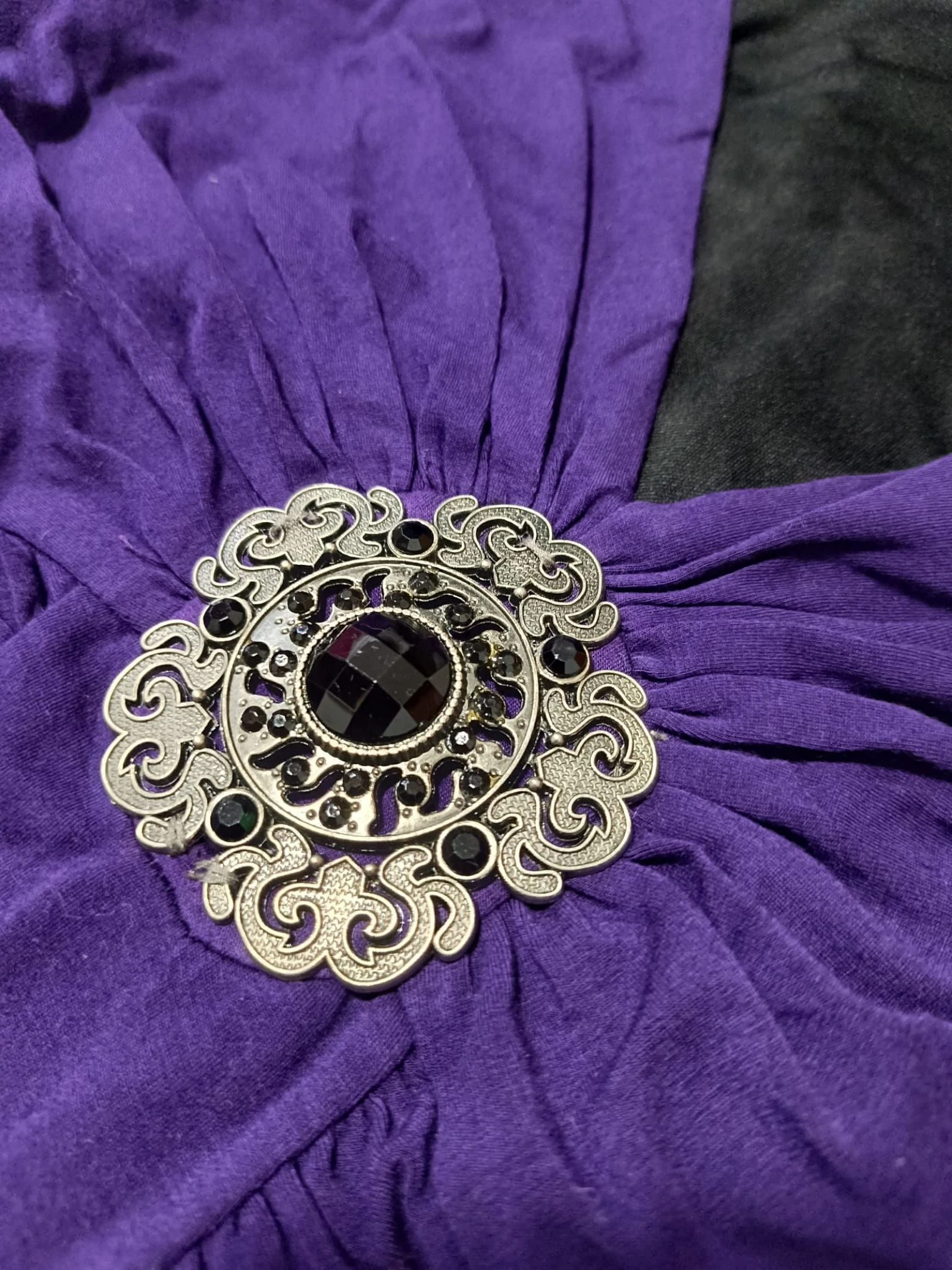 paarse cocktailjurk voor gast met broche - robe violette avec broche – photo 11